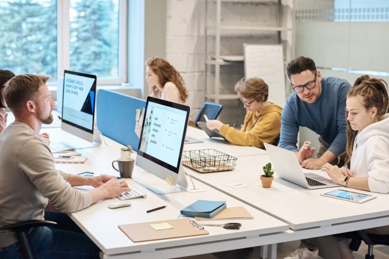 outils IA pour écrire un livre - ordinateur sur bureau
