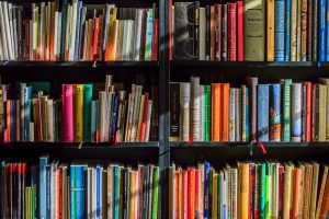 publier sur Amazon KDP - pile de livres colorés