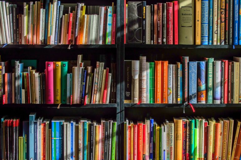 publier sur Amazon KDP - pile de livres colorés
